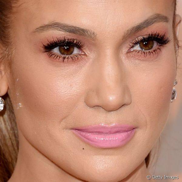 Jennifer Lopez combinou sombra avermelhada com batom em tom de rosa claro
